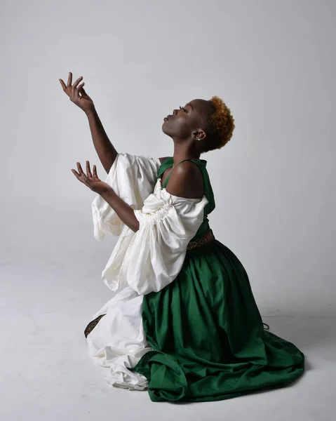 Ganztägiges Porträt Einer Hübschen Afrikanerin Die Ein Langes Grünes Mittelalterliches — Stockfoto