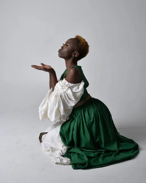 Полный Портрет Красивой Африканской Женщины Длинном Зеленом Средневековом Фэнтези Платье — стоковое фото