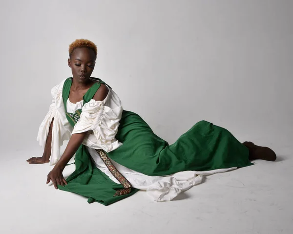 Retrato Larga Duración Una Bonita Mujer Africana Que Lleva Largo — Foto de Stock