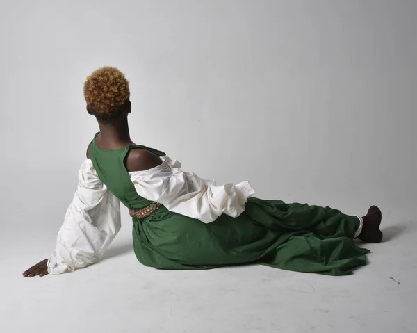 Full Length Portret Van Mooie Afrikaanse Vrouw Dragen Lange Groene — Stockfoto
