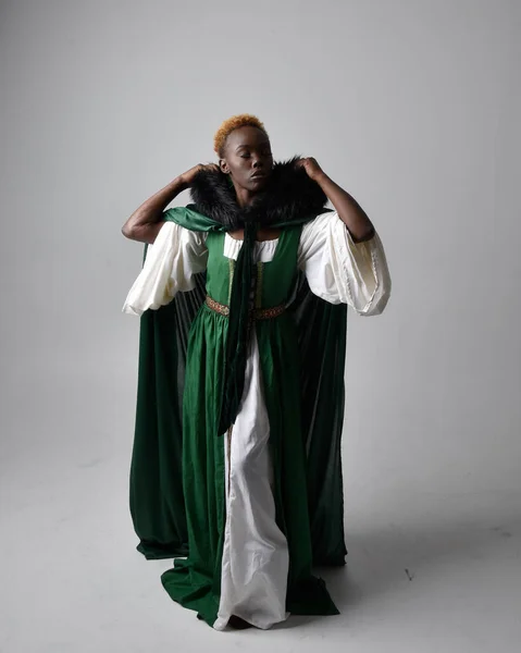 Retrato Larga Duración Una Bonita Mujer Africana Con Largo Vestido — Foto de Stock
