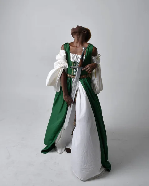Portrait Pleine Longueur Jolie Femme Africaine Portant Une Longue Robe — Photo