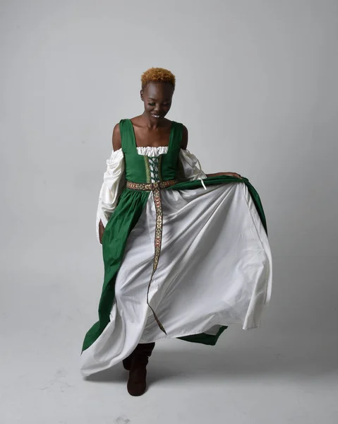 Ganztägiges Porträt Einer Hübschen Afrikanerin Einem Langen Grünen Mittelalterlichen Fantasiegewand — Stockfoto