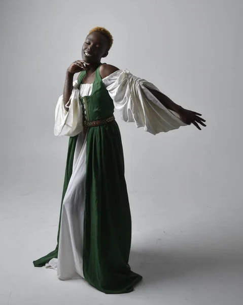 Ganztägiges Porträt Einer Hübschen Afrikanerin Einem Langen Grünen Mittelalterlichen Fantasiegewand — Stockfoto