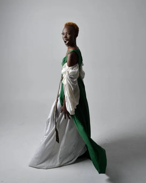 Retrato Larga Duración Una Bonita Mujer Africana Con Vestido Largo — Foto de Stock