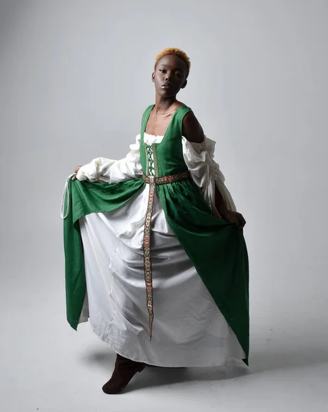 Portrait Complet Jolie Femme Africaine Portant Une Longue Robe Fantaisie — Photo