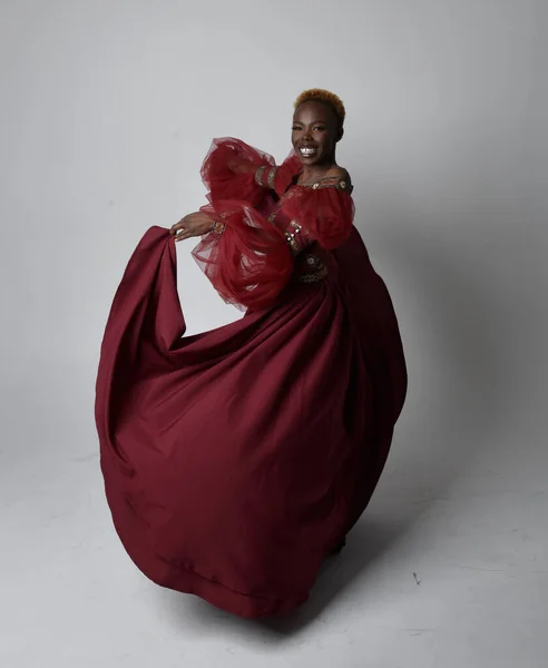 Портрет Досить Африканської Жінки Довгому Червоному Ренесансному Середньовічному Фентезійному Плащі — стокове фото