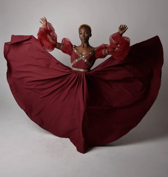 Plně Dlouhý Portrét Krásné Africké Ženy Dlouhých Červených Renesančních Středověkých — Stock fotografie