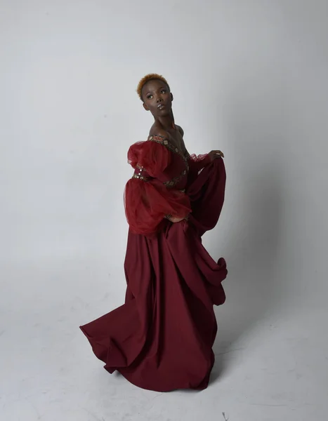 Ganzkörperporträt Einer Hübschen Afrikanerin Einem Langen Roten Mittelalterlichen Renaissance Fantasykleid — Stockfoto