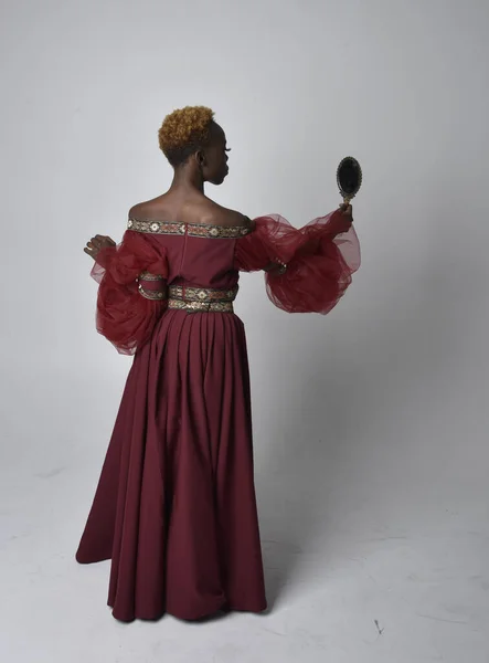Портрет Досить Африканської Жінки Довгому Червоному Ренесансному Середньовічному Фентезійному Плащі — стокове фото