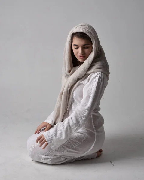 Портрет Молодой Женщины Классическом Белом Платье Покрывающем Голову Покрывалом Библейском — стоковое фото