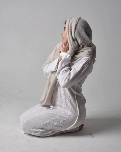 Портрет Молодой Женщины Классическом Белом Платье Покрывающем Голову Покрывалом Библейском — стоковое фото