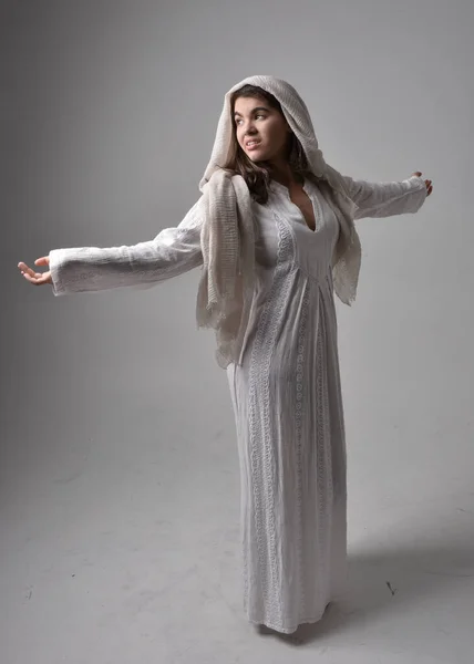 Портрет Молодої Жінки Класичній Білій Сукні Голові Покриває Фату Біблійному — стокове фото