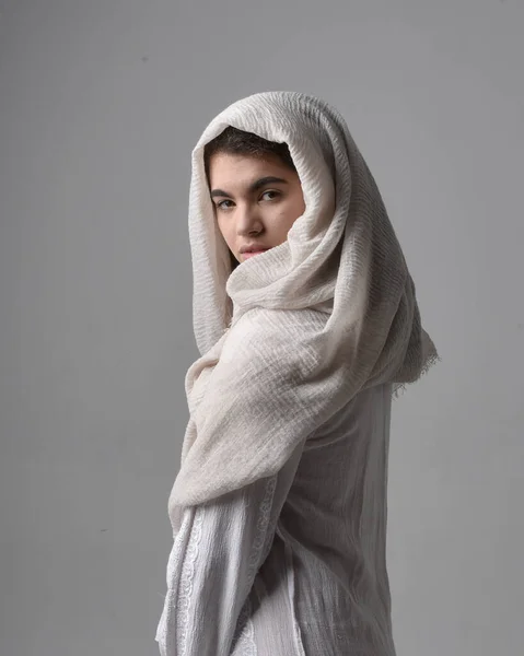 Крупним Планом Портрет Молодої Жінки Класичній Білій Сукні Головна Покриваюча — стокове фото