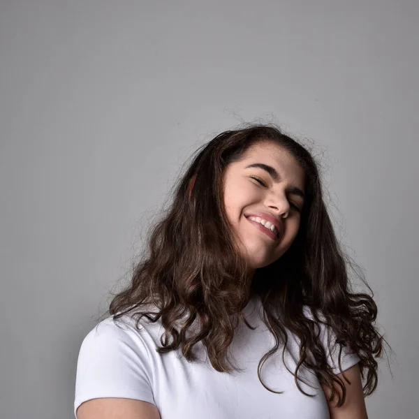 Close Retrato Jovem Mulher Com Cabelo Castanho Natural Sobre Expressões — Fotografia de Stock