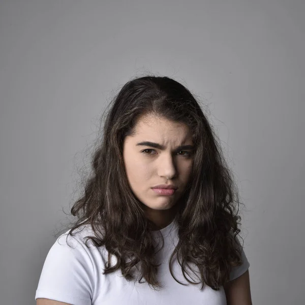 Närbild Porträtt Ung Kvinna Med Naturligt Brunt Hår Över Toppen — Stockfoto