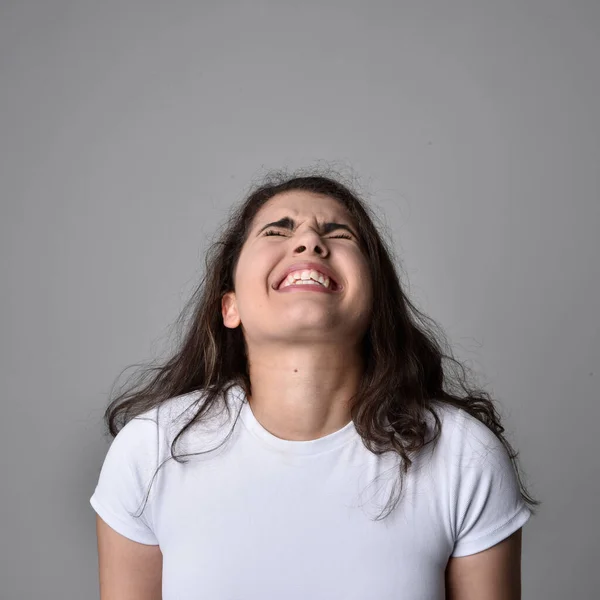 Primer Plano Retrato Mujer Joven Con Cabello Castaño Natural Sobre — Foto de Stock