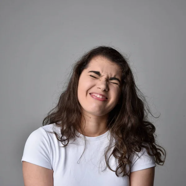 Ritratto Ravvicinato Giovane Donna Con Capelli Castani Naturali Sopra Espressioni — Foto Stock