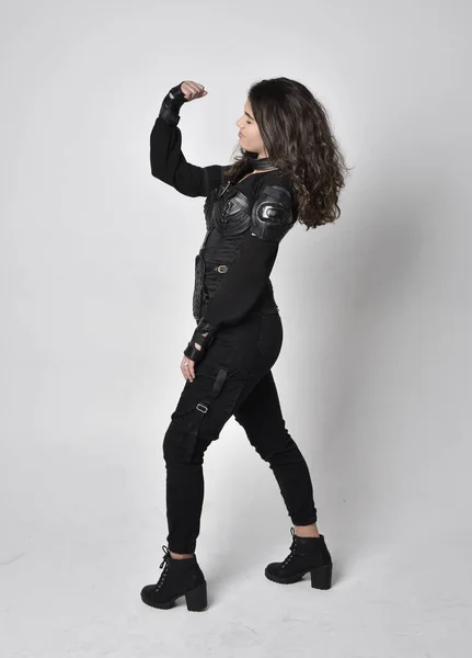 Портрет Молодой Женщины Натуральными Каштановыми Волосами Черной Кожаной Одежде Корсетом — стоковое фото
