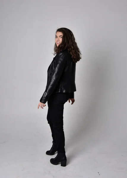 Портрет Молодой Женщины Натуральными Каштановыми Волосами Черной Кожаной Одежде Курткой — стоковое фото