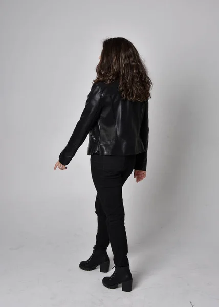 Full Length Πορτραίτο Νεαρής Γυναίκας Φυσικά Καστανά Μαλλιά Μαύρο Δερμάτινο — Φωτογραφία Αρχείου