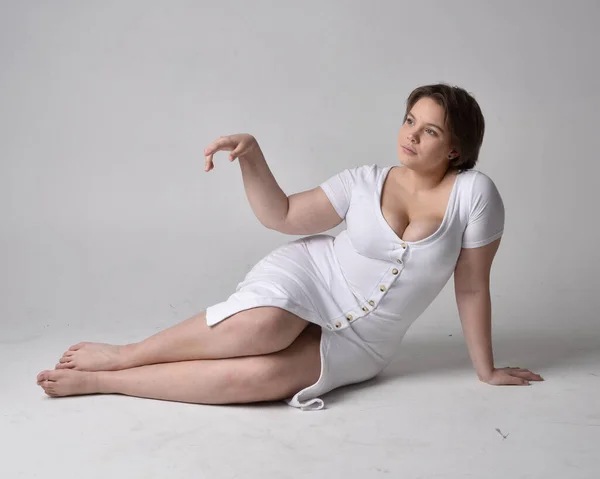 Портрет Молодой Женщины Короткими Брюнетками Обтягивающем Белом Платье Стоящей Коленях — стоковое фото