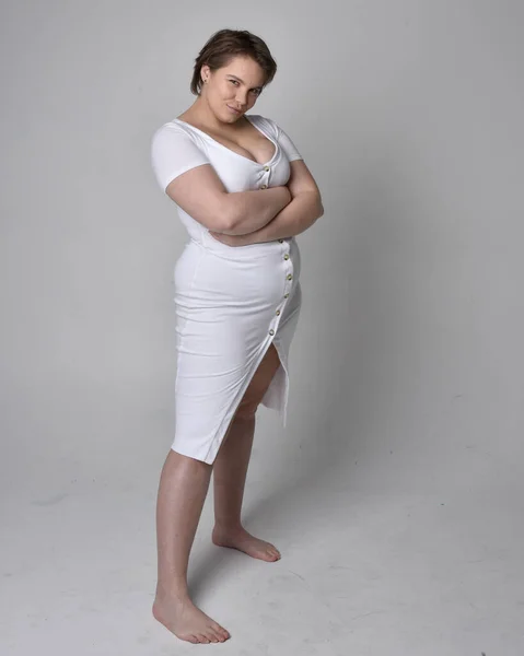 Uzun Boylu Esmer Kısa Saçlı Dar Beyaz Bir Vücut Elbisesi — Stok fotoğraf