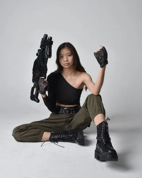 아시아인 소녀와 바지와 부츠를 소녀의 고립된 요원가벼운 스튜디오 — 스톡 사진