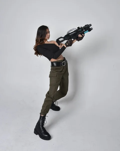 Uzun Boylu Esmer Siyah Bluz Giyen Asyalı Bir Kız Asker — Stok fotoğraf