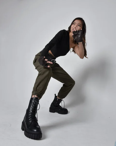 Uzun Boylu Esmer Siyah Bluz Giyen Asyalı Bir Kız Asker — Stok fotoğraf
