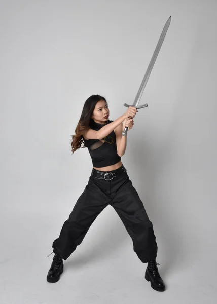 Portret Młodej Azjatki Czarnej Koszulce Użytkowych Spodniach Skórzanych Butach Postawa — Zdjęcie stockowe