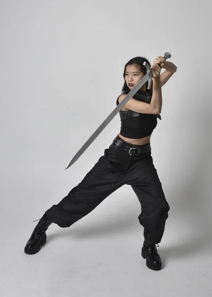 실용적 바지와 부츠를 아시아인 소녀의 스튜디오 배경에 고립된 — 스톡 사진