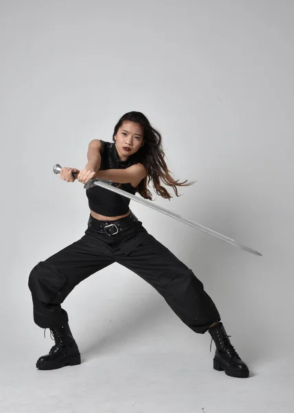 실용적 바지와 부츠를 아시아인 소녀의 스튜디오 배경에 고립된 — 스톡 사진