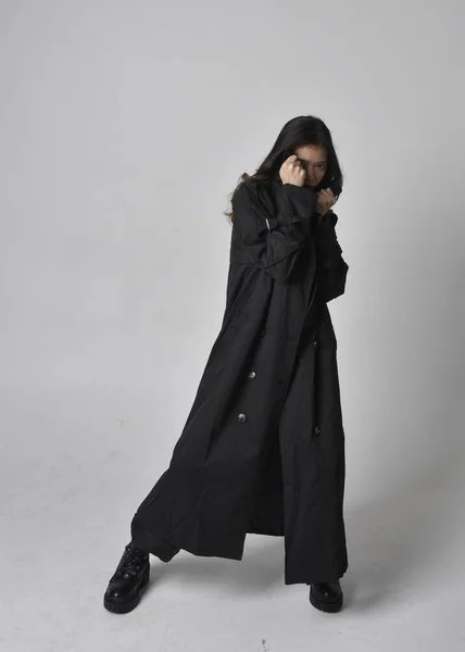 실용적 코트를 아시아인 소녀의 초상화 스튜디오 배경에 고립된 몸짓으로 — 스톡 사진