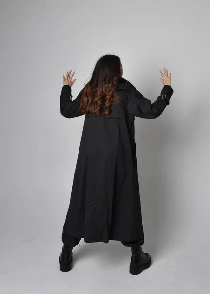 실용적 코트를 아시아인 소녀의 초상화 스튜디오 배경에 고립된 몸짓으로 — 스톡 사진