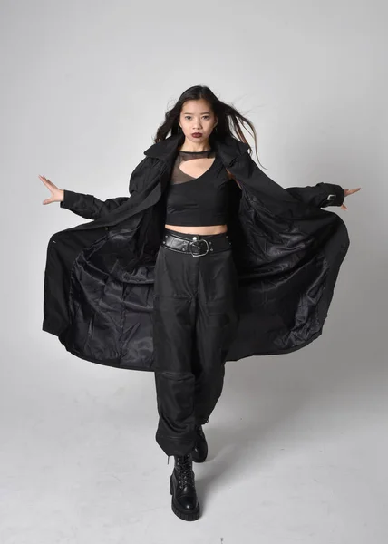 Ganzkörperporträt Eines Hübschen Jungen Asiatischen Mädchens Mit Schwarzem Tank Top — Stockfoto