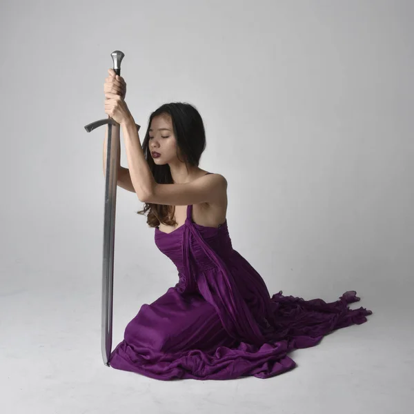 Полный Портрет Симпатичной Брюнетки Азиатской Девушки Фиолетовом Плаще Сидящая Поза — стоковое фото