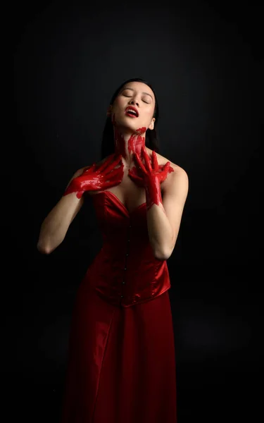 Close Retrato Bela Jovem Asiática Vestindo Espartilho Vermelho Coberto Com — Fotografia de Stock