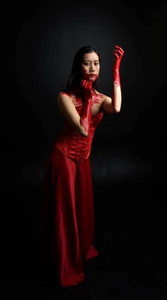 Portret Pięknej Młodej Azjatki Czerwonym Gorsecie Pokrytej Krwawą Farbą Pozującą — Zdjęcie stockowe