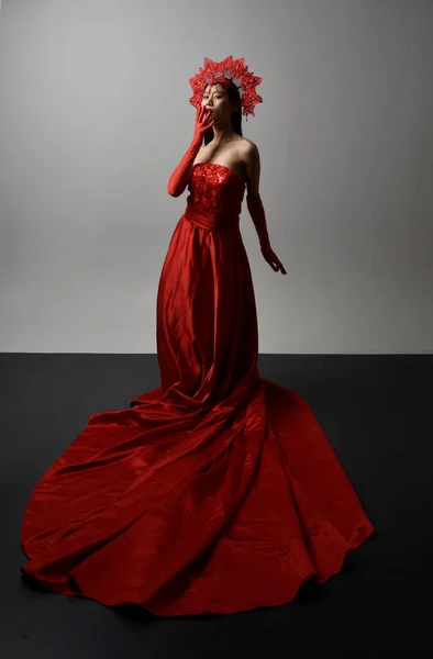 코르셋을 오페라 글러브와 드레스를 아름다운 아시아인 여성의 라이트 스튜디오 배경에서 — 스톡 사진