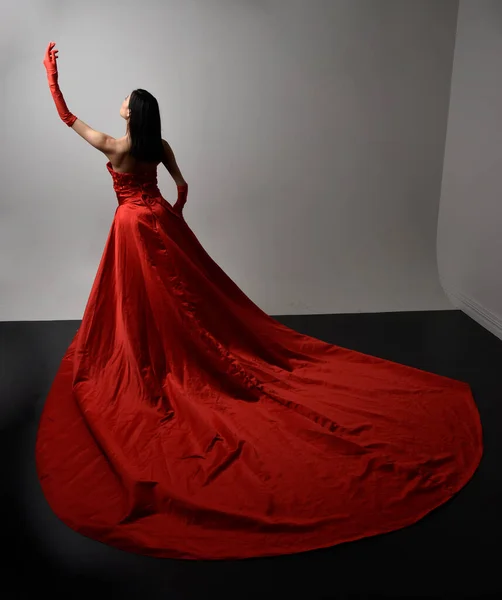 Portret Pięknej Młodej Azjatki Czerwonym Gorsecie Długich Rękawiczkach Operowych Ozdobnym — Zdjęcie stockowe