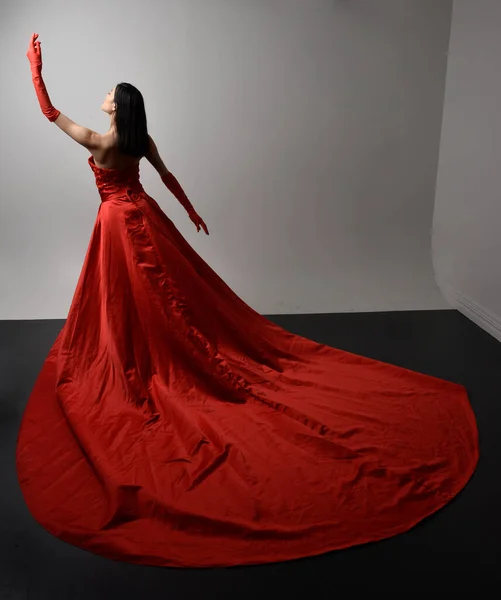 코르셋을 오페라 글러브와 드레스를 아름다운 아시아인 여성의 라이트 스튜디오 배경에서 — 스톡 사진