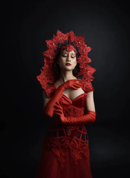 Portret Pięknej Młodej Azjatki Czerwonym Gorsecie Długich Rękawiczkach Operowych Ozdobnym — Zdjęcie stockowe