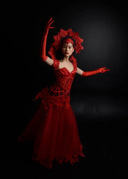 Teljes Hosszúságú Portré Gyönyörű Fiatal Ázsiai Nőről Piros Fűzővel Hosszú — Stock Fotó