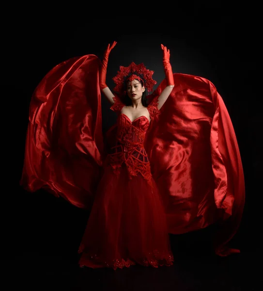 全长的画像美丽的年轻的亚洲女人穿着红色紧身衣 长长的歌剧手套和华丽的皇冠头饰 淡淡的摄影棚背景下的优雅姿势 — 图库照片