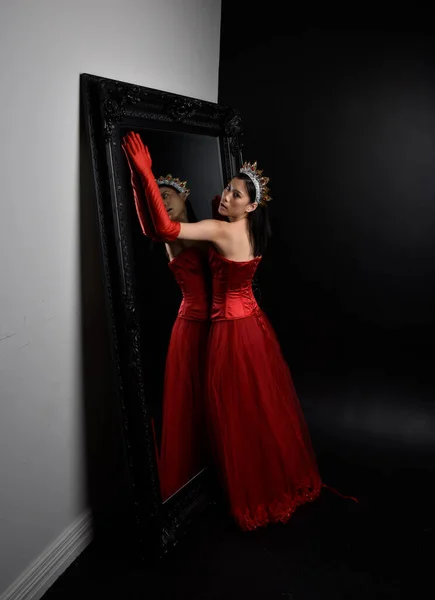 Dlouhý Portrét Krásné Mladé Asiatky Červeným Korzetem Dlouhými Operními Rukavicemi — Stock fotografie
