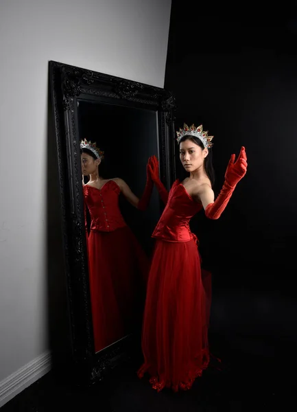 Retrato Larga Duración Una Hermosa Joven Asiática Con Corsé Rojo — Foto de Stock