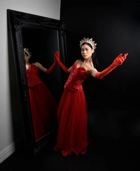 Retrato Larga Duración Una Hermosa Joven Asiática Con Corsé Rojo —  Fotos de Stock