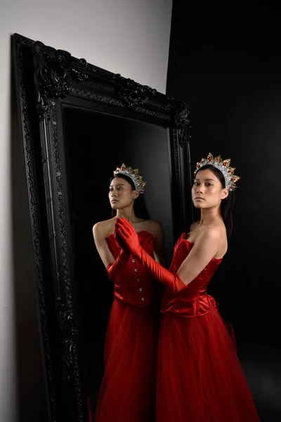 Retrato Larga Duración Una Hermosa Joven Asiática Con Corsé Rojo — Foto de Stock