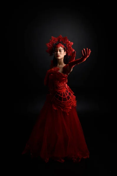 Retrato Dramático Bela Jovem Asiática Vestindo Espartilho Vermelho Longas Luvas — Fotografia de Stock